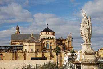 Fototapeta na wymiar Mezquta cathedral and Roman bridge in Cordoba, Spain