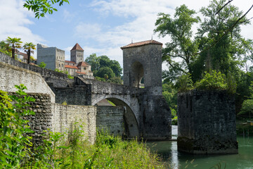 Fototapeta na wymiar Patrimoine architectural historique de Sauveterre de Béarn, la cité médiévale