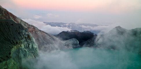 Fototapeta na wymiar the beauty of the Ijen crater in the morning. Banyuwangi, East Java, Indonesia