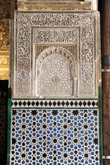 Jamba con azulejos y yeserías del arco de entrada al Salón de Embajadores del Alcázar de Sevilla, Andalucía, España