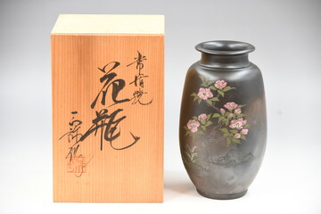 綺麗な陶器製の花瓶と木箱