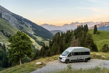 einsamer Wohnmobilstellülatz in den Bergen mit weiter Aussicht, Panorama  © tronixAS