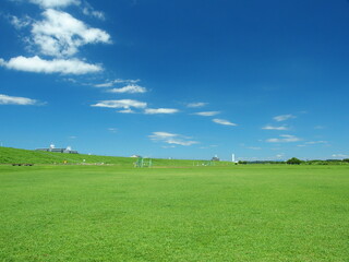 Obraz premium 真夏の誰もいない江戸川河川敷の野球場風景