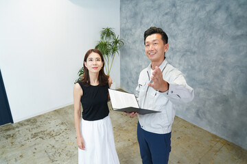 内装業者の説明を聞く女性