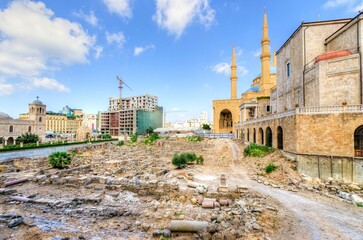 Fototapeta premium A view of the Saint George Maronite Cathedral and the Mohammad Al-Amin Mosque at the historic centre of Beirut, in Lebanon, down town. Ancient Roman, Hellenistic, Byzantine ruins on the foreground.