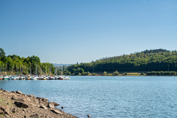 Niddastausee an der Niddatalsperre in Hessen bei strahlendem Sonnenschein im Sommer