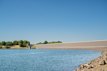Niddastausee an der Niddatalsperre in Hessen bei strahlendem Sonnenschein im Sommer