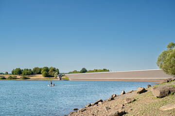 Niddastausee an der Niddatalsperre in Hessen bei strahlendem Sonnenschein im Sommer