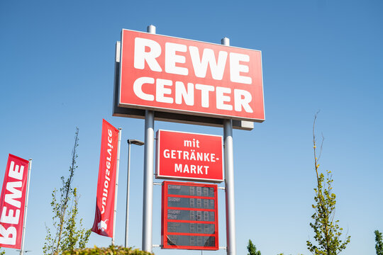Rewe Center Rodgau Hessen Deutschland bei strahlendem Sonnenschein im Sommer