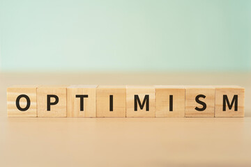 楽観主義のイメージ｜「OPTIMISM」と書かれたブロック

