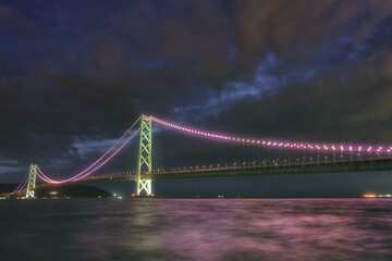 ライトアップされた兵庫県の明石海峡大橋と海の風景