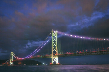 ライトアップされた兵庫県の明石海峡大橋と海の風景