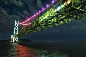 ライトアップされた兵庫県の明石海峡大橋と海の風景