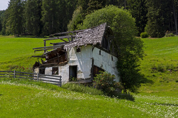 Fototapeta na wymiar Verfallene Hütte