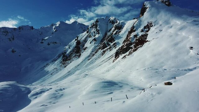 Verschneite Berge in den Alpen