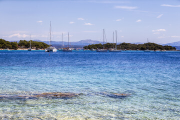 Segelschiffe in einem Bucht