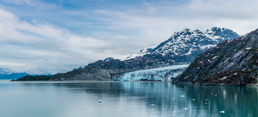 Naklejka premium A view across the waters of Glacier Bay towards the Reid Glacier, Alaska in summertime
