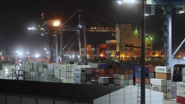 Timelapse noturno movimenta&ccedil;&atilde;o porto