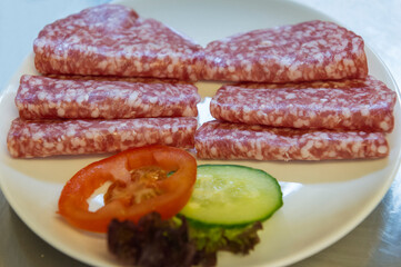 Teller mit Salami und Gemüsebeilage
