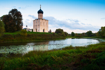 Fototapeta na wymiar Church of the Intercession on the Nerl in the evening