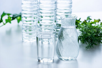 テーブルに置いたコップとペットボトル
