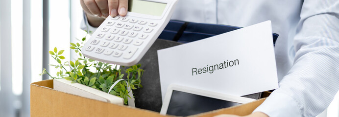 Female employee submits her resignation letter and packs her work equipment in a box to prepare to move to work, Can't bear the burden or pressure, Employment contract is expired.