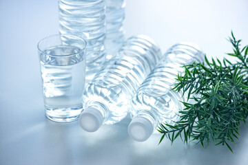 テーブルに置いたコップとペットボトル
