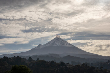 Fototapeta premium Popocatepetl volcano seen in the morning from a town in the state of Mexico, sunrise in the province