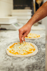 hombre preparando una pizza