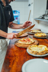 hombre cortando una pizza 