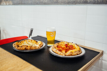 Pizzas servidas en una mesa en un local de comida