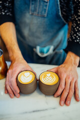 flat white preparado por un barista