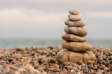 Fototapeta na wymiar Piedras zen en playa de rocas en Vinaros a orillas del mar mediterráneo