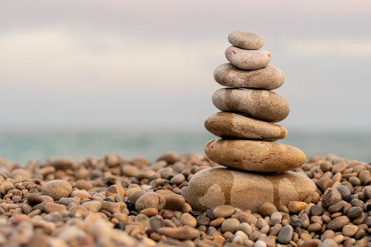 Piedras zen en playa de rocas en Vinaros a orillas del mar mediterr&aacute;neo