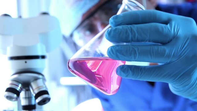 scienziato osserva beuta, campione di analisi, scienza futuristica	
