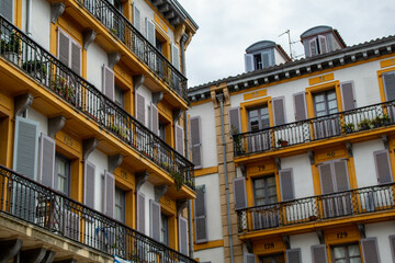 Fototapeta na wymiar Balcones numerados de San sebastian