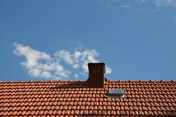 rotes ziegeldach unter blauem himmel