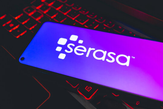 Serasa. Um telefone celular com a logo da empresa brasileira Serasa sobre um teclado de notebook. Consulta, inadimpl&ecirc;ncia, consumidor, d&iacute;vida vencida, nome sujo, negativado, limpar o nome.