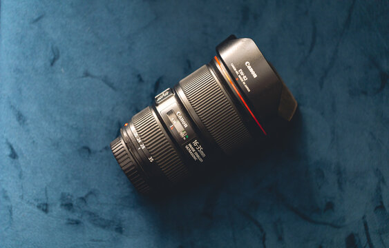 Foto de uma lente Canon EF 16-35MM F/4L IS USM. Equipamento fotográfico, lente, fotografia.