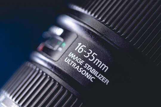 Foto de uma lente Canon EF 16-35MM F/4L IS USM. Equipamento fotográfico, lente, fotografia.
