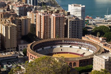 Imagen horizontal de la ciudad de Málaga, con la plaza de toros