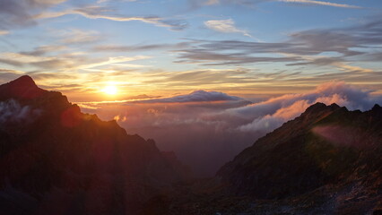 Fototapeta na wymiar Zachód Słońca na Furkocie w Słowackich Tatrach.