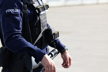Fototapeta Policjant oddziału prewencji na zabezpieczeniu imprezy sportowej. Tarcza policyjna.  obraz