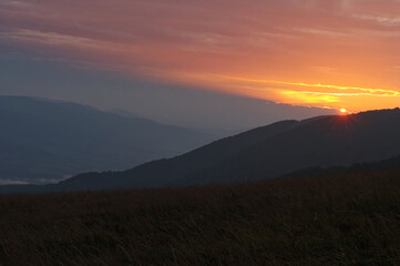 Mroczny zachód słońca za górami ( Bieszczady)