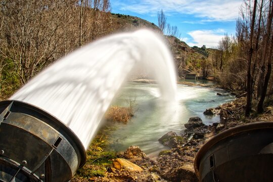 Gran chorro de agua saliendo por el desaguadero del embalse de Bele&ntilde;a, Guadalajara (Espa&ntilde;a).