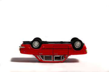 Czerwone auto na dachu