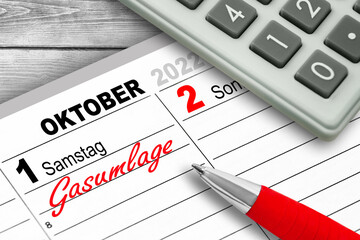 Deutscher Kalender Datum 1. Oktober  2022   Samstag   Gasumlage mit Rechner und Kugelschreiber