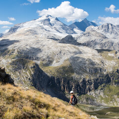 Obraz premium Randonnée entre la tovière et le col de Fresse sur un sentier aérien avec vue sur la Grande Motte qui est un sommet du massif de la Vanoise situé à l'extrémité de la vallée de Tignes, en Savoie. 