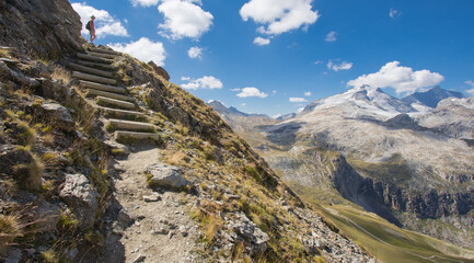 Randonnée entre la tovière et le col de Fresse sur un sentier aérien avec vue sur la Grande Motte qui est un sommet du massif de la Vanoise situé à l'extrémité de la vallée de Tignes, en Savoie. 