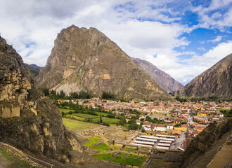 Vista panorámica de Ollantaytambo desde el Templo del Sol - Urubamba, Cusco, Perú